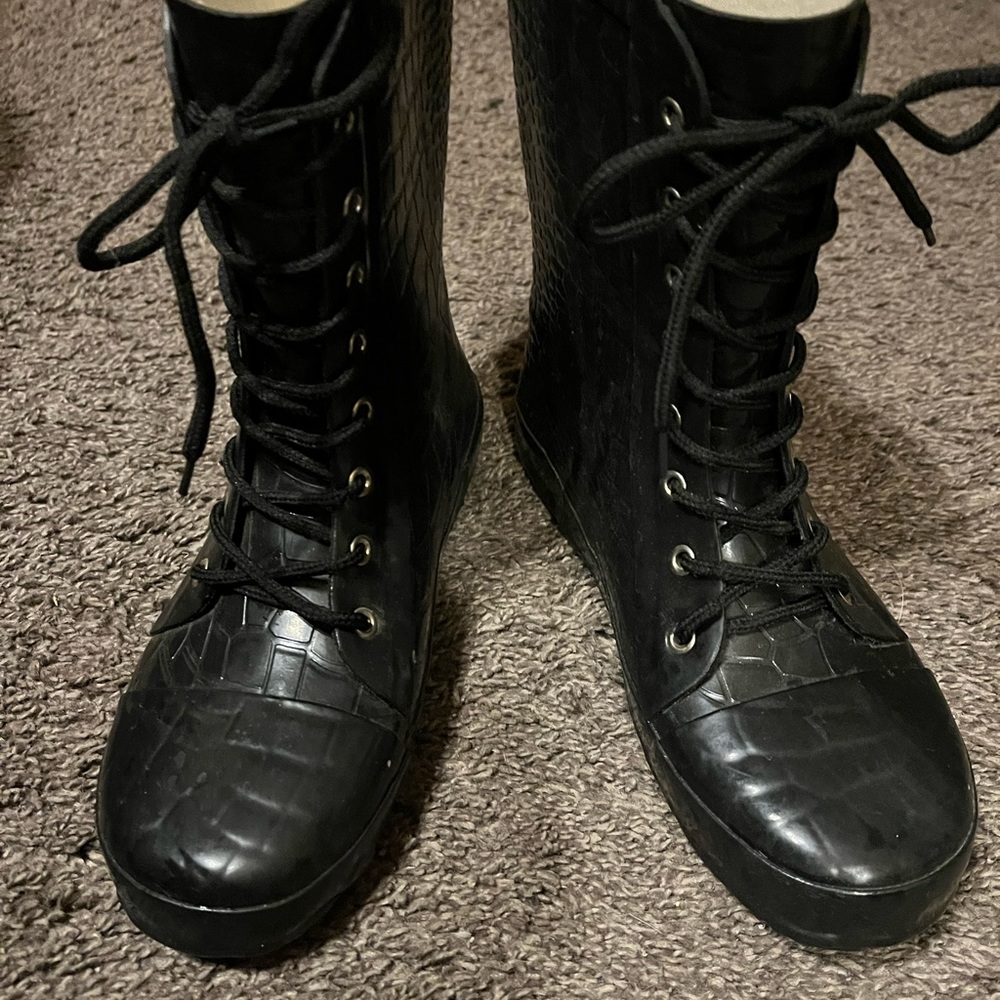 Duck boots, above ankles, cute design, Size 7 Made by KY